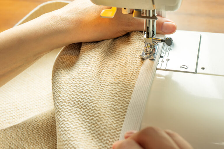 Personnalisation textile sur mesure : jusqu'où aller sans compromettre le budget et les délais ?
